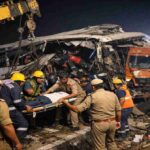 हापुड़ में रात के समय हुए बस और ट्रक हादसे के बाद रेस्क्यू ऑपरेशन का दृश्य, जिसमें पुलिस और टीम घायलों को निकाल रही है