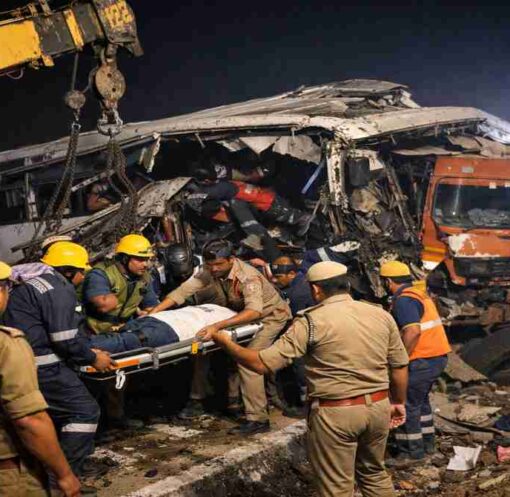 हापुड़ में रात के समय हुए बस और ट्रक हादसे के बाद रेस्क्यू ऑपरेशन का दृश्य, जिसमें पुलिस और टीम घायलों को निकाल रही है