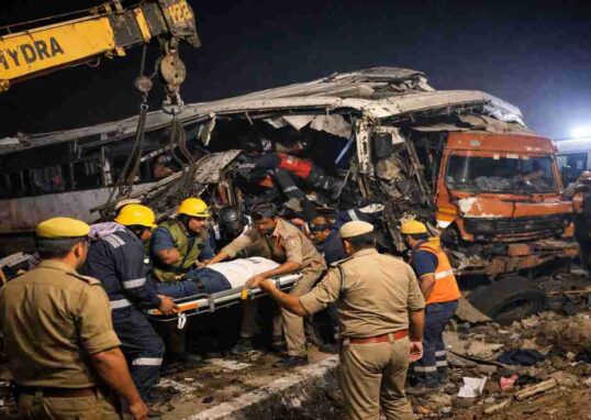 हापुड़ में रात के समय हुए बस और ट्रक हादसे के बाद रेस्क्यू ऑपरेशन का दृश्य, जिसमें पुलिस और टीम घायलों को निकाल रही है