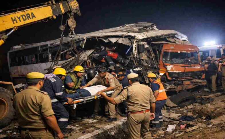 हापुड़ में रात के समय हुए बस और ट्रक हादसे के बाद रेस्क्यू ऑपरेशन का दृश्य, जिसमें पुलिस और टीम घायलों को निकाल रही है