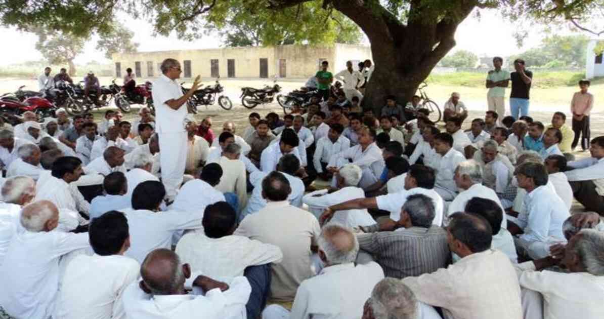 यह चित्र उत्तराखंड के ग्रामीण क्षेत्र में सादगीपूर्ण विवाह समारोह को दर्शाता है, जहां सीमित गहनों के साथ परंपरा निभाई जा रही है।