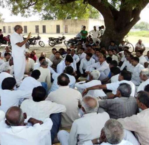यह चित्र उत्तराखंड के ग्रामीण क्षेत्र में सादगीपूर्ण विवाह समारोह को दर्शाता है, जहां सीमित गहनों के साथ परंपरा निभाई जा रही है।