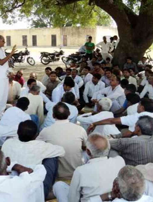 यह चित्र उत्तराखंड के ग्रामीण क्षेत्र में सादगीपूर्ण विवाह समारोह को दर्शाता है, जहां सीमित गहनों के साथ परंपरा निभाई जा रही है।