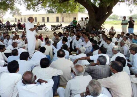 यह चित्र उत्तराखंड के ग्रामीण क्षेत्र में सादगीपूर्ण विवाह समारोह को दर्शाता है, जहां सीमित गहनों के साथ परंपरा निभाई जा रही है।