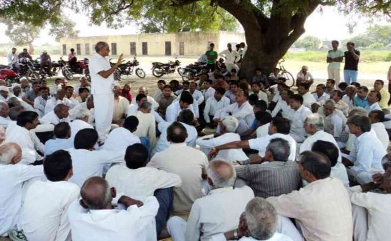 यह चित्र उत्तराखंड के ग्रामीण क्षेत्र में सादगीपूर्ण विवाह समारोह को दर्शाता है, जहां सीमित गहनों के साथ परंपरा निभाई जा रही है।