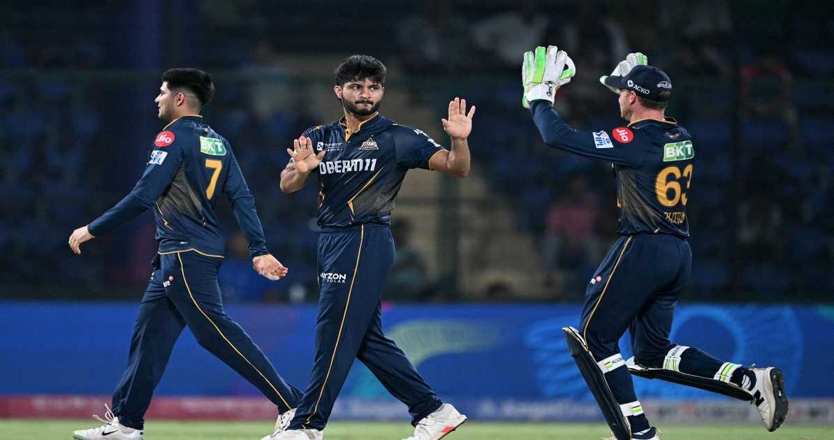 गुजरात टाइटंस के कप्तान शुभमन गिल मैच के दौरान फील्ड सेट करते हुए, IPL 2026