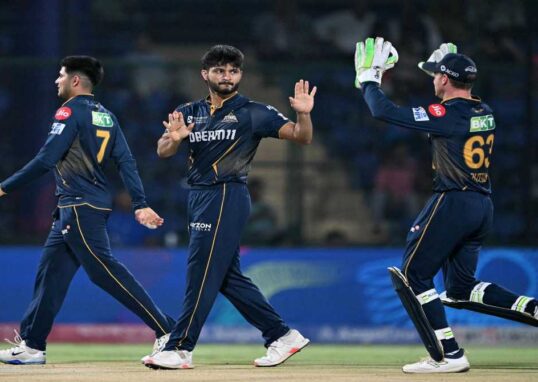 गुजरात टाइटंस के कप्तान शुभमन गिल मैच के दौरान फील्ड सेट करते हुए, IPL 2026