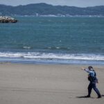 जापान भूकंप 7.4 के बाद इवाते तट के पास समुद्र में हलचल तेज हो गई, जहां 70–80 सेंटीमीटर ऊंची लहरें बंदरगाह से टकराती दिखीं और तटीय इलाकों में सतर्कता बढ़ा दी गई।