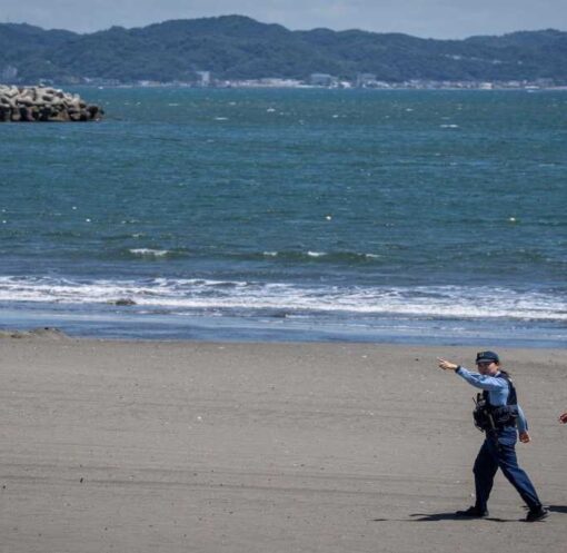 जापान भूकंप 7.4 के बाद इवाते तट के पास समुद्र में हलचल तेज हो गई, जहां 70–80 सेंटीमीटर ऊंची लहरें बंदरगाह से टकराती दिखीं और तटीय इलाकों में सतर्कता बढ़ा दी गई।
