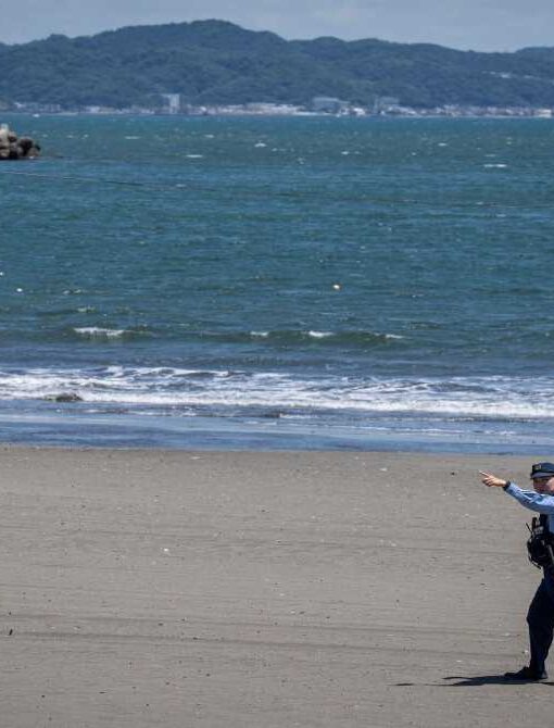 जापान भूकंप 7.4 के बाद इवाते तट के पास समुद्र में हलचल तेज हो गई, जहां 70–80 सेंटीमीटर ऊंची लहरें बंदरगाह से टकराती दिखीं और तटीय इलाकों में सतर्कता बढ़ा दी गई।