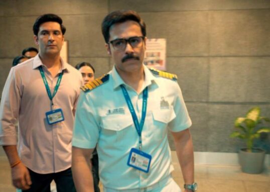 इस तस्वीर में Netflix क्राइम थ्रिलर वेब सीरीज ‘तस्करी’ का एक सस्पेंस भरा सीन दिखाया गया है, जिसमें स्मगलिंग ऑपरेशन की झलक है।