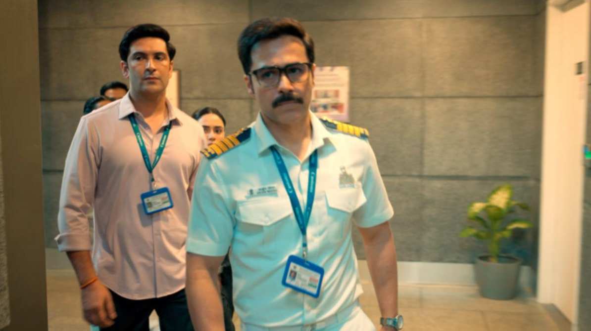 इस तस्वीर में Netflix क्राइम थ्रिलर वेब सीरीज ‘तस्करी’ का एक सस्पेंस भरा सीन दिखाया गया है, जिसमें स्मगलिंग ऑपरेशन की झलक है।