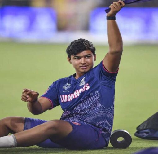 वैभव सूर्यवंशी आईपीएल मैच में आक्रामक शॉट खेलते हुए