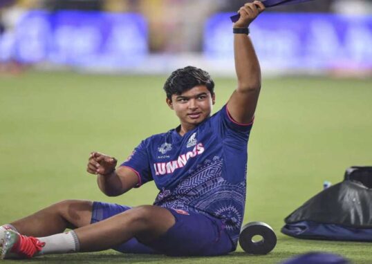 वैभव सूर्यवंशी आईपीएल मैच में आक्रामक शॉट खेलते हुए