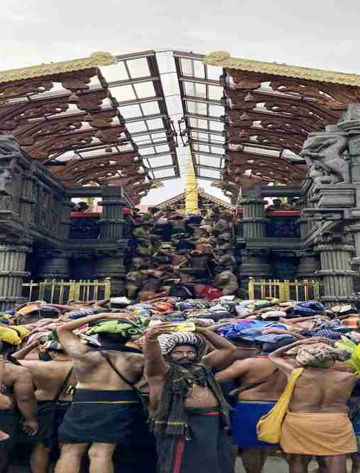 केरल स्थित सबरीमाला मंदिर और भारत के सुप्रीम कोर्ट भवन का प्रतीकात्मक संयोजन