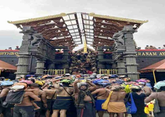 केरल स्थित सबरीमाला मंदिर और भारत के सुप्रीम कोर्ट भवन का प्रतीकात्मक संयोजन