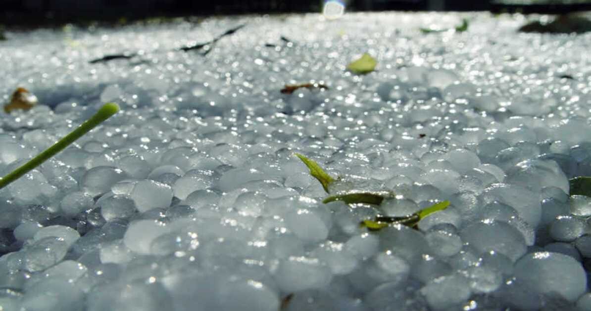 काले बादलों से घिरा आसमान, तेज हवा के साथ बारिश और बिजली चमकती हुई, जो खराब मौसम को दर्शाता है