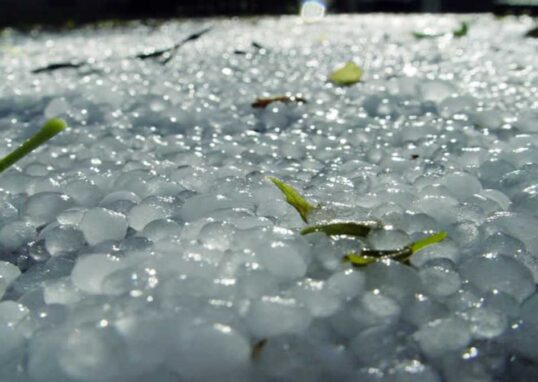 काले बादलों से घिरा आसमान, तेज हवा के साथ बारिश और बिजली चमकती हुई, जो खराब मौसम को दर्शाता है