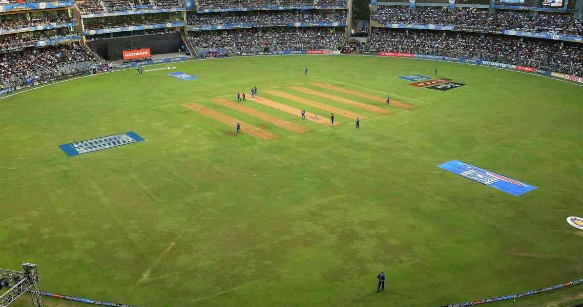 वानखेड़े स्टेडियम में MI vs PBKS मैच के दौरान बल्लेबाजी और गेंदबाजी का दृश्य