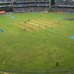 वानखेड़े स्टेडियम में MI vs PBKS मैच के दौरान बल्लेबाजी और गेंदबाजी का दृश्य