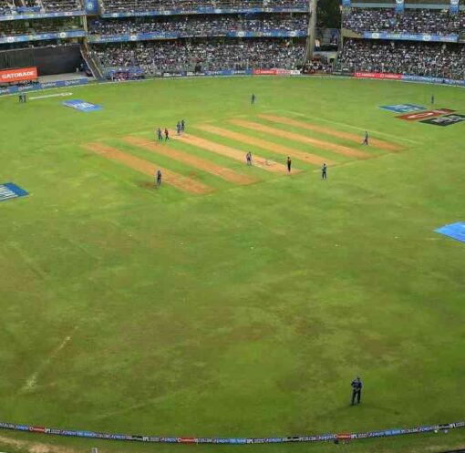 वानखेड़े स्टेडियम में MI vs PBKS मैच के दौरान बल्लेबाजी और गेंदबाजी का दृश्य