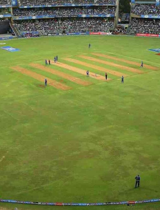 वानखेड़े स्टेडियम में MI vs PBKS मैच के दौरान बल्लेबाजी और गेंदबाजी का दृश्य