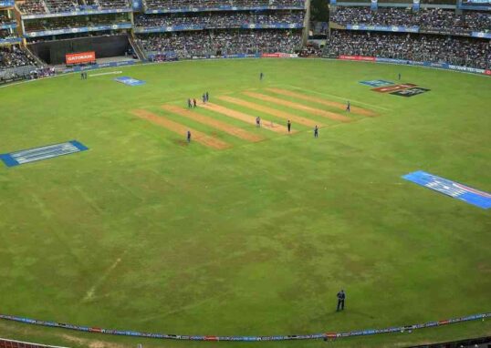 वानखेड़े स्टेडियम में MI vs PBKS मैच के दौरान बल्लेबाजी और गेंदबाजी का दृश्य