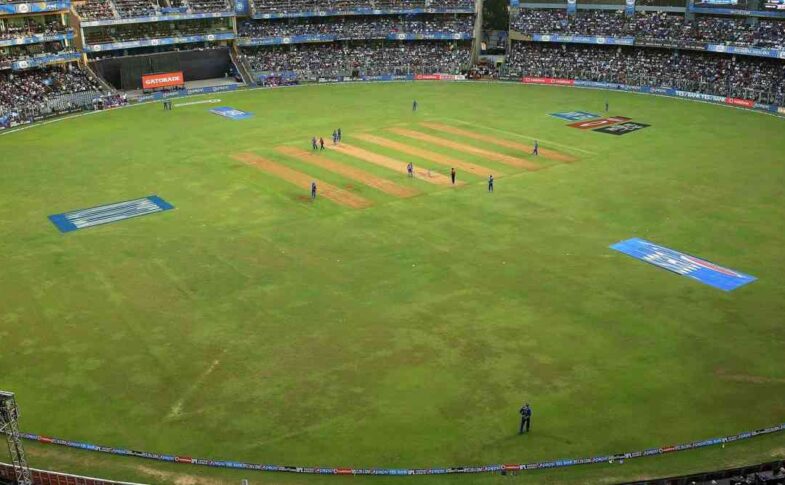 वानखेड़े स्टेडियम में MI vs PBKS मैच के दौरान बल्लेबाजी और गेंदबाजी का दृश्य