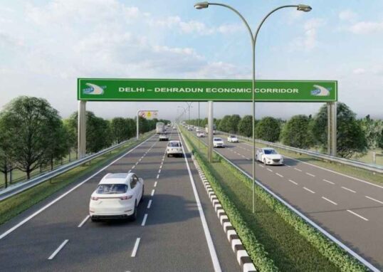 दिल्ली-देहरादून इकोनॉमिक कॉरिडोर का आधुनिक एक्सप्रेसवे और हाईवे कनेक्टिविटी दृश्य