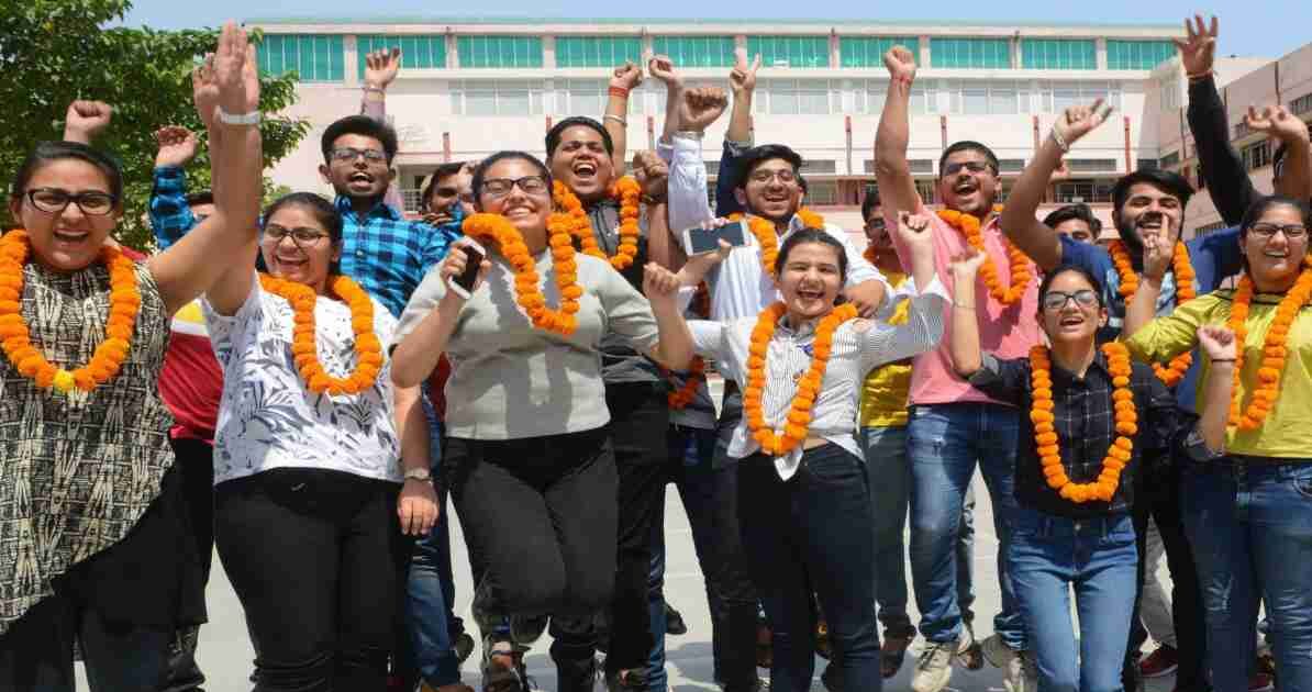 लैपटॉप और मोबाइल पर MP Board Result 2026 चेक करते हुए छात्र, आधिकारिक वेबसाइट के जरिए परिणाम देखते हुए।