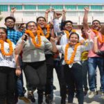 लैपटॉप और मोबाइल पर MP Board Result 2026 चेक करते हुए छात्र, आधिकारिक वेबसाइट के जरिए परिणाम देखते हुए।