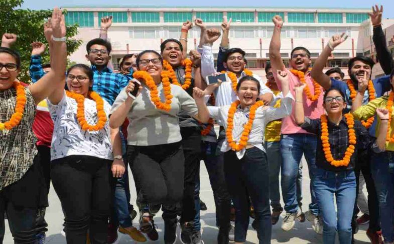 लैपटॉप और मोबाइल पर MP Board Result 2026 चेक करते हुए छात्र, आधिकारिक वेबसाइट के जरिए परिणाम देखते हुए।