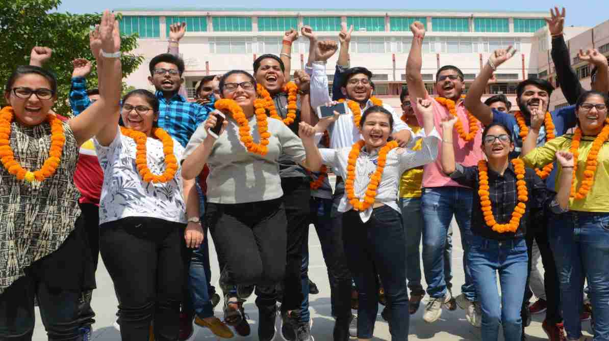 लैपटॉप और मोबाइल पर MP Board Result 2026 चेक करते हुए छात्र, आधिकारिक वेबसाइट के जरिए परिणाम देखते हुए।