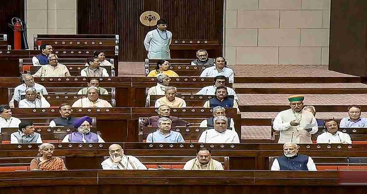 भारतीय संसद भवन में महिला आरक्षण विधेयक पर चर्चा करते हुए नेता और सांसद, राजनीतिक माहौल को दर्शाता दृश्य।