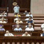 भारतीय संसद भवन में महिला आरक्षण विधेयक पर चर्चा करते हुए नेता और सांसद, राजनीतिक माहौल को दर्शाता दृश्य।