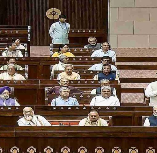 भारतीय संसद भवन में महिला आरक्षण विधेयक पर चर्चा करते हुए नेता और सांसद, राजनीतिक माहौल को दर्शाता दृश्य।