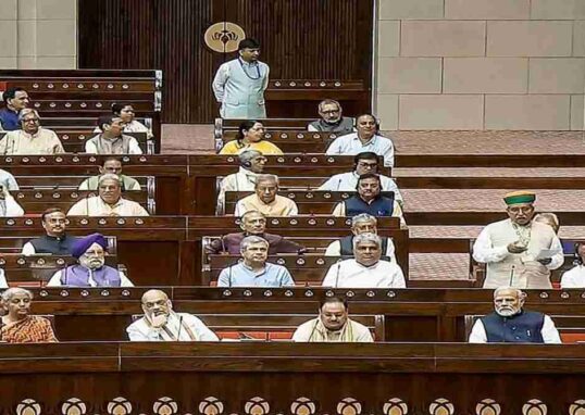 भारतीय संसद भवन में महिला आरक्षण विधेयक पर चर्चा करते हुए नेता और सांसद, राजनीतिक माहौल को दर्शाता दृश्य।