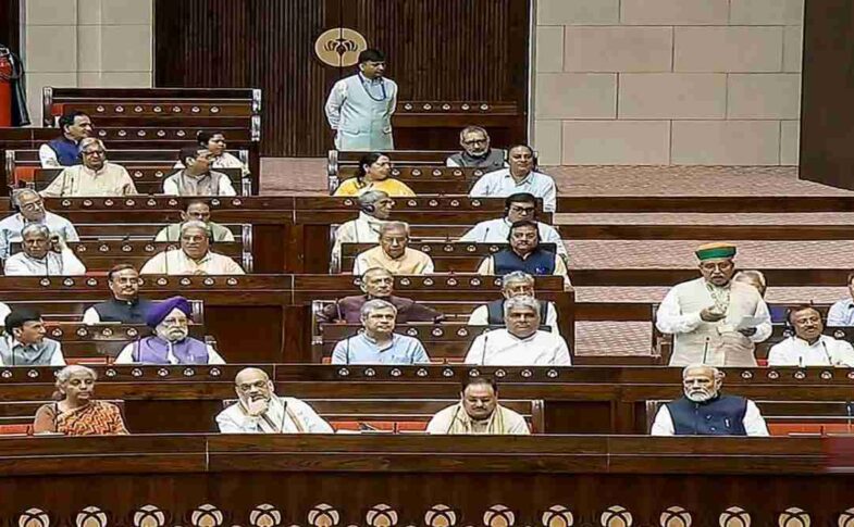 भारतीय संसद भवन में महिला आरक्षण विधेयक पर चर्चा करते हुए नेता और सांसद, राजनीतिक माहौल को दर्शाता दृश्य।