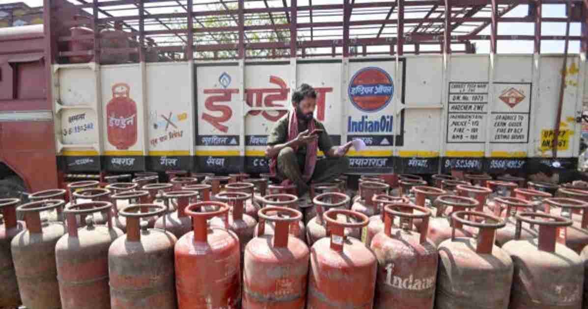 दिल्ली के बावना इलाके में पुलिस द्वारा जब्त किए गए एलपीजी सिलेंडरों का दृश्य, जहां अवैध जमाखोरी का खुलासा हुआ।