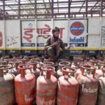 दिल्ली के बावना इलाके में पुलिस द्वारा जब्त किए गए एलपीजी सिलेंडरों का दृश्य, जहां अवैध जमाखोरी का खुलासा हुआ।