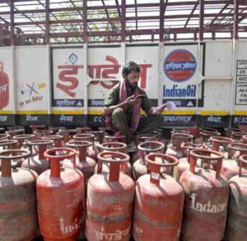 दिल्ली के बावना इलाके में पुलिस द्वारा जब्त किए गए एलपीजी सिलेंडरों का दृश्य, जहां अवैध जमाखोरी का खुलासा हुआ।