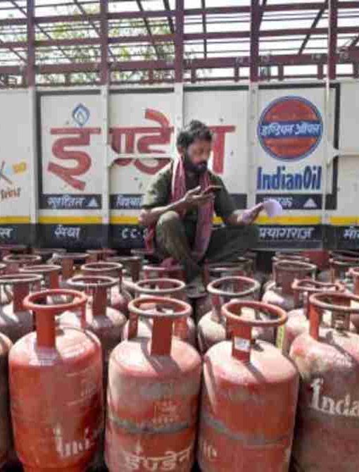 दिल्ली के बावना इलाके में पुलिस द्वारा जब्त किए गए एलपीजी सिलेंडरों का दृश्य, जहां अवैध जमाखोरी का खुलासा हुआ।