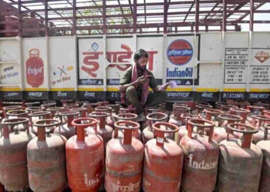 दिल्ली के बावना इलाके में पुलिस द्वारा जब्त किए गए एलपीजी सिलेंडरों का दृश्य, जहां अवैध जमाखोरी का खुलासा हुआ।