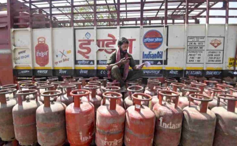 दिल्ली के बावना इलाके में पुलिस द्वारा जब्त किए गए एलपीजी सिलेंडरों का दृश्य, जहां अवैध जमाखोरी का खुलासा हुआ।