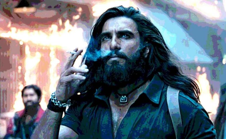 यह तस्वीर फिल्म धुरंधर 2 के एक सीन को दर्शाती है, जिसमें राकेश बेदी अपने किरदार में नजर आ रहे हैं और उनकी दमदार एक्टिंग दिखाई दे रही है।