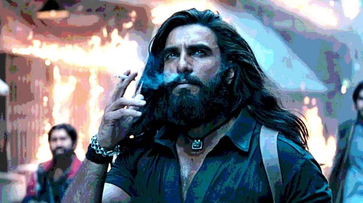 यह तस्वीर फिल्म धुरंधर 2 के एक सीन को दर्शाती है, जिसमें राकेश बेदी अपने किरदार में नजर आ रहे हैं और उनकी दमदार एक्टिंग दिखाई दे रही है।