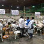 एक टेबल पर रखे मतपत्र और चल रही मतगणना प्रक्रिया, जो चुनाव पारदर्शिता को दर्शाती है