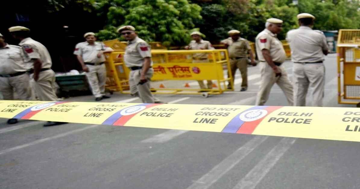 दिल्ली के पॉश इलाके में हुई डकैती के बाद पुलिस जांच और छापेमारी करती हुई, संदिग्धों की तलाश जारी