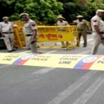 दिल्ली के पॉश इलाके में हुई डकैती के बाद पुलिस जांच और छापेमारी करती हुई, संदिग्धों की तलाश जारी