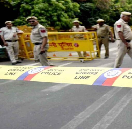 दिल्ली के पॉश इलाके में हुई डकैती के बाद पुलिस जांच और छापेमारी करती हुई, संदिग्धों की तलाश जारी